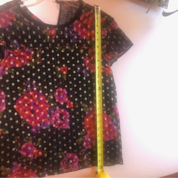 Delicate flowered top - Picture 3 of 6